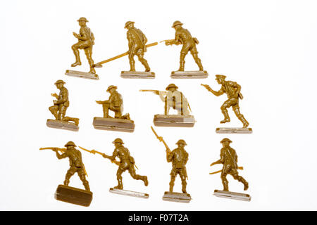 Airfix, HO/OO, 1/72 modèle plastique chiffres. La Seconde Guerre mondiale, 8e armée. Trois rangées de soldats sur un fond blanc. 1970 deuxième série. Banque D'Images