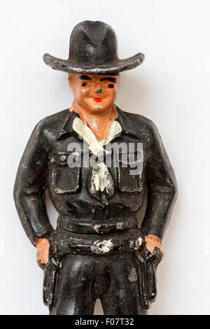 Circa 1950 Crescent plomb métal Timpo cowboy figure. Debout, vêtus de noir, sur le point de tirer des armes à feu. Hopalong Cassidy. Arrière-plan blanc uni. L'avant. Banque D'Images