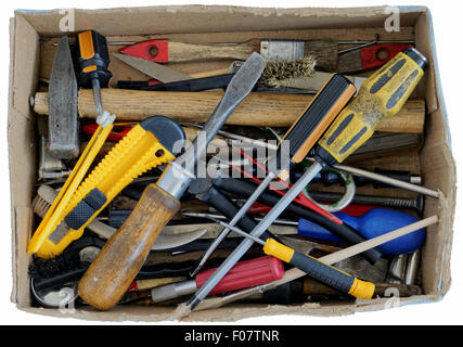 Le old rusty utilisé les outils du grand-père se trouvent dans une boîte de carton fragmentaires. Isolé avec patch Banque D'Images