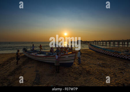 À côté de la plage des pêcheurs sur l'heure du coucher du soleil en soirée, l'Inde du sud, Kerala Banque D'Images