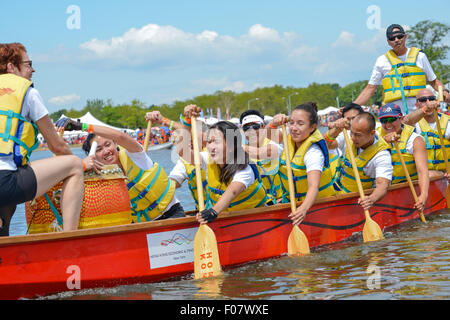 Queens, United States. Le 08 août, 2015. Un équipage de bateau dragon de souches à leur bateau à aubes.Les deux jours de 25e Hong Kong Dragon Boat Festival a eu lieu à Flushing Meadows-Corona Park. Credit : Albin Lohr-Jones/Pacific Press/Alamy Live News Banque D'Images