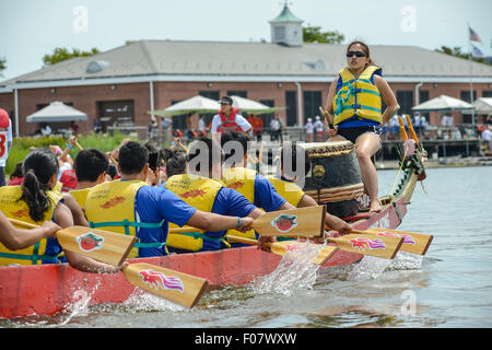 Queens, United States. Le 08 août, 2015. Un bateau dragon retourne à la station d'après avoir terminé sa course. Les deux jours de 25e Hong Kong Dragon Boat Festival a eu lieu à Flushing Meadows-Corona Park. Credit : Albin Lohr-Jones/Pacific Press/Alamy Live News Banque D'Images