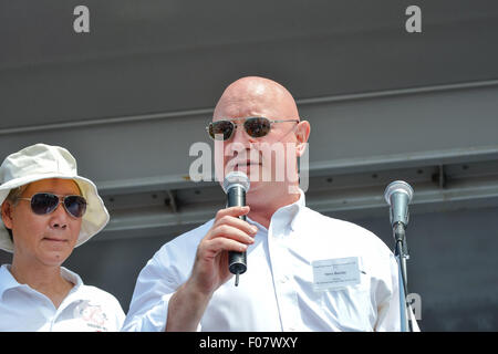 Queens, United States. Le 08 août, 2015. Steve Barclay, président-directeur général de la Bureau économique et commercial de Hong Kong à New York (au centre) se félicite de la foule lors de la cérémonie d'ouverture du festival.Les deux jours de 25e Hong Kong Dragon Boat Festival a eu lieu à Flushing Meadows-Corona Park. Credit : Albin Lohr-Jones/Pacific Press/Alamy Live News Banque D'Images
