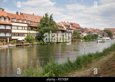 La petite Venise, l'ancien quartier des pêcheurs, avec bateau de tourisme sur la rivière Regnitz, Bamberg, Bavière, Allemagne Banque D'Images