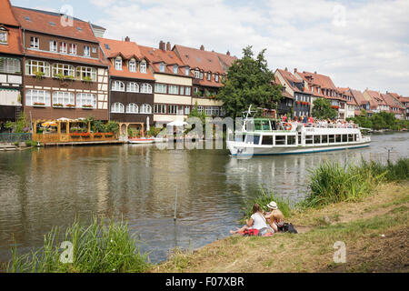 La petite Venise, l'ancien quartier des pêcheurs, avec bateau de tourisme sur la rivière Regnitz, Bamberg, Bavière, Allemagne Banque D'Images