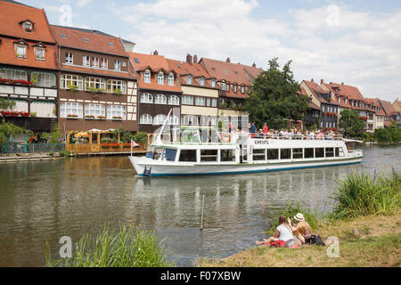 La petite Venise, l'ancien quartier des pêcheurs, avec bateau de tourisme sur la rivière Regnitz, Bamberg, Bavière, Allemagne Banque D'Images