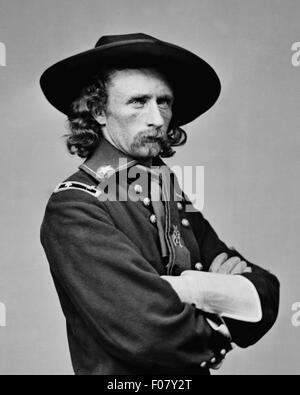 Major-général George Armstrong Custer en uniforme sur le terrain vers 1865. Photographie anonyme. Banque D'Images