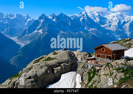 Refuge de montagne Refuge du Lac Blanc, vue vers la mer des glaciers de glac et massif du Mont Blanc, Chamonix, Alpes, Savoie, France Banque D'Images