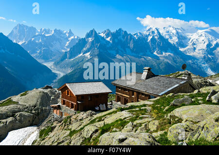 Refuge de montagne Refuge du Lac Blanc, vue vers la mer des glaciers de glac et massif du Mont Blanc, Chamonix, Alpes, Savoie, France Banque D'Images