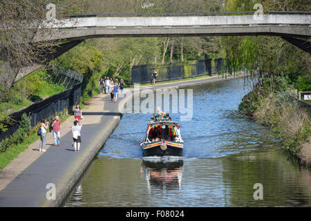 Bateau de croisière Canal sur Regent's Canal, Regent's Park, London Borough of Camden, Londres, Angleterre, Royaume-Uni Banque D'Images