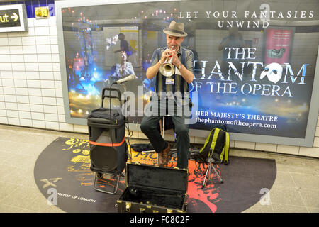 Busker mâle dans la station de métro de Londres, West End, City of Westminster, London, England, United Kingdom Banque D'Images