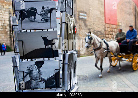 Cartes postales et transport à Miguel Mañara street.Santa Cruz. Séville. Espagne Banque D'Images