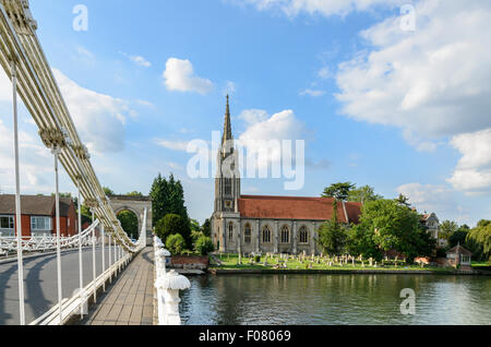 Le pont sur la Tamise à Marlow et All Saints Church, Marlow, Buckinghamshire, Angleterre, Royaume-Uni. Banque D'Images