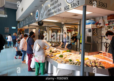 Marché du poisson frais dans les marchés de Manchester Manchester Arndale Centre uk Banque D'Images