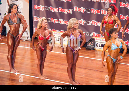 SCHIEDAM, Pays-Bas - le 26 avril 2015 : les bodybuilders féminins Maria Wattel, Sylvia Thijssen montrent leur meilleur côté poser Banque D'Images