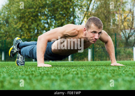 Homme Muscle faire poussez se lève en plein air Banque D'Images