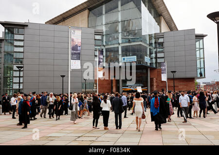 Les diplômés de l'Université métropolitaine de Manchester après la cérémonie de remise de diplômes à Bridgewater de Manchester en Angleterre UK Banque D'Images