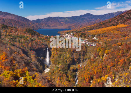 Les chutes Kegon Kegon (-no-taki, 華厳の滝) près de Nikko, Japon entouré de couleurs d'automne. Photographié depuis le plateau Akechidaira. Banque D'Images