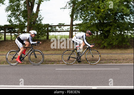 TT time trial vélo paires sur le site de la route de Brands Hatch et de rationaliser l'équipement de vélos sur route très rapide soir d'été Banque D'Images