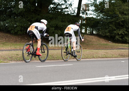 TT time trial vélo paires sur le site de la route de Brands Hatch et de rationaliser l'équipement de vélos sur route très rapide soir d'été Banque D'Images