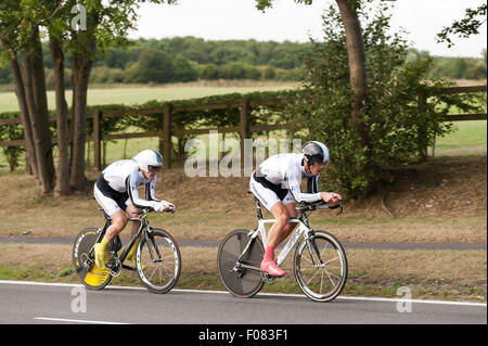 TT time trial vélo paires sur le site de la route de Brands Hatch et de rationaliser l'équipement de vélos sur route très rapide soir d'été Banque D'Images