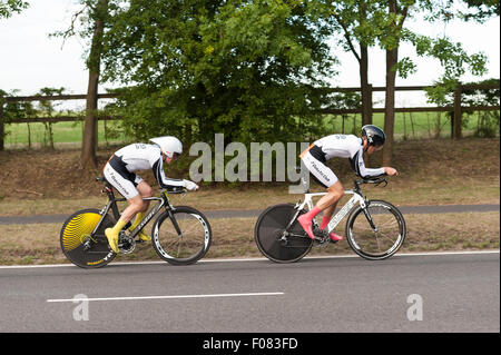 TT time trial vélo paires sur le site de la route de Brands Hatch et de rationaliser l'équipement de vélos sur route très rapide soir d'été Banque D'Images