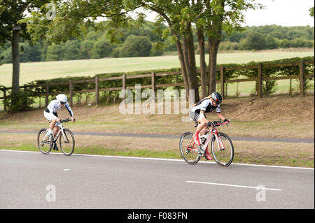 TT time trial vélo paires sur le site de la route de Brands Hatch et de rationaliser l'équipement de vélos sur route très rapide soir d'été Banque D'Images