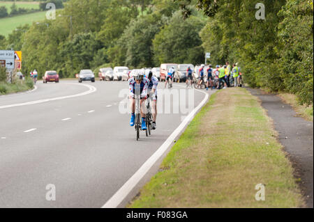 TT time trial vélo paires sur le site de la route de Brands Hatch et de rationaliser l'équipement de vélos sur route très rapide soir d'été Banque D'Images