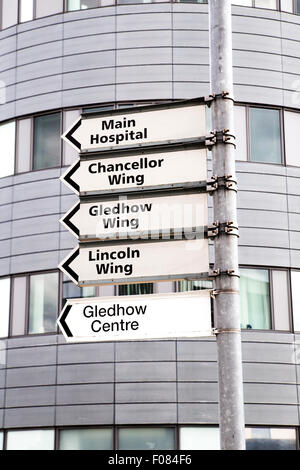 Orientation des visiteurs avec des directions pour les quartiers de St James's Hospital à Leeds Banque D'Images