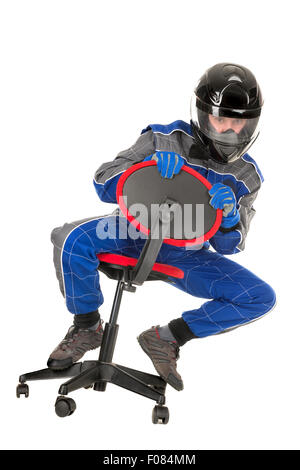 Pilote de course racing dans une chaise avec casque isolé dans White Banque D'Images