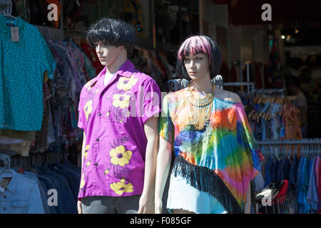 Mannequins en face d'une boutique de Camden High Street, London, UK Banque D'Images