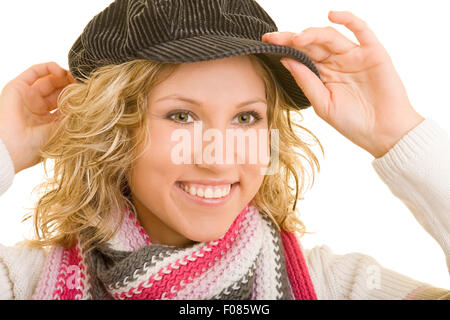 Happy smiling woman putting sur le chapeau sur la tête. Banque D'Images