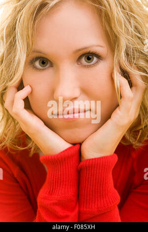 Jeune femme blonde avec un regard pensif Banque D'Images
