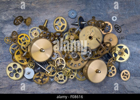 Sélection de vieilles pièces d'horloge en laiton poussiéreux. Banque D'Images