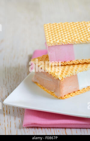 Sandwichs à la crème glacée à la vanille, chocolat et fraise saveurs Banque D'Images