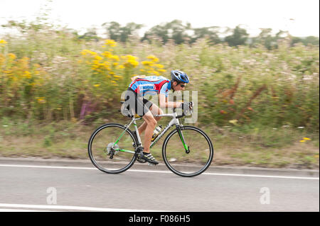 TT time trial vélo paires sur le site de la route de Brands Hatch et de rationaliser l'équipement de vélos sur route très rapide soir d'été Banque D'Images