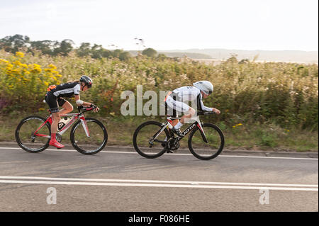 TT time trial vélo paires sur le site de la route de Brands Hatch et de rationaliser l'équipement de vélos sur route très rapide soir d'été Banque D'Images