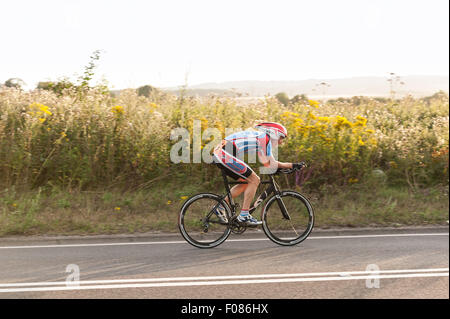 TT time trial vélo paires sur le site de la route de Brands Hatch et de rationaliser l'équipement de vélos sur route très rapide soir d'été Banque D'Images