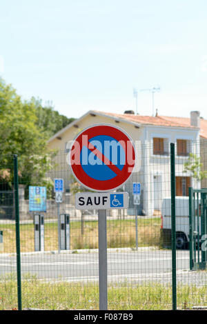 No parking sign - uniquement les pilotes handicapés parking en France Banque D'Images