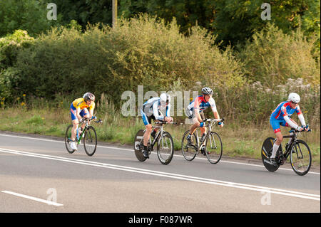 TT time trial vélo paires sur le site de la route de Brands Hatch et de rationaliser l'équipement de vélos sur route très rapide soir d'été Banque D'Images