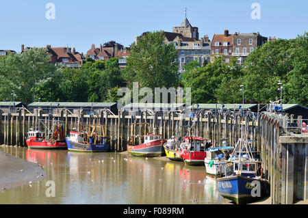 La ville de Rye, East Sussex, UK, avec River Rother et bateaux de pêche Banque D'Images