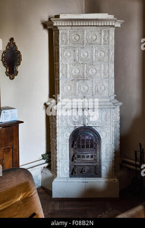 Rijeka, Croatie. Une cuisinière en porcelaine traditionnelle dans une ancienne maison de village Banque D'Images