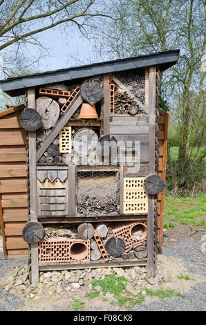 Hôtel d'insectes par l'homme pour aider à la nidification des insectes, des bugs et des abeilles. Banque D'Images