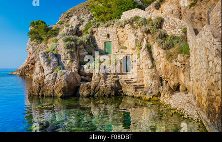 Cove, sur le front de mer de Dubrovnik, Croatie. Dubrovnik est une ville croate sur l'Adriatique, dans la région de la Dalmatie. Banque D'Images