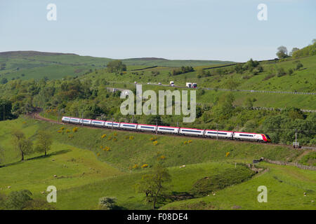 Un Pendolino Virgin chefs north à la Gorge de lune le matin du 11 juin 2015. Banque D'Images