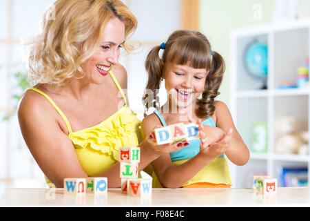 La mère et ses enfants jouant avec glaçons Banque D'Images