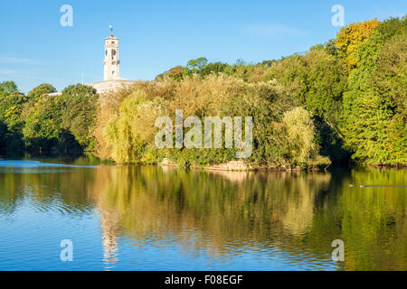 Bâtiment de l'Université de Nottingham Trent, surplombant le lac de Highfields Highfields à Park, Nottingham, Angleterre, Royaume-Uni. Banque D'Images