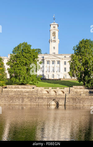 Bâtiment de l'Université de Nottingham Trent, surplombant le lac de Highfields, Nottingham, Angleterre, Royaume-Uni. Banque D'Images