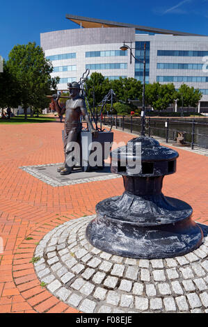 "Depuis la fosse à port' par John Clinch et Jon Buck statue en bronze, bassin Roath, la baie de Cardiff, Pays de Galles, Royaume-Uni. Banque D'Images