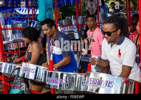 Préparer les bandes avant de monter sur scène lors de la première compétition internationale à l'Panorama Queen's Park Savannah,Trinidad. Banque D'Images